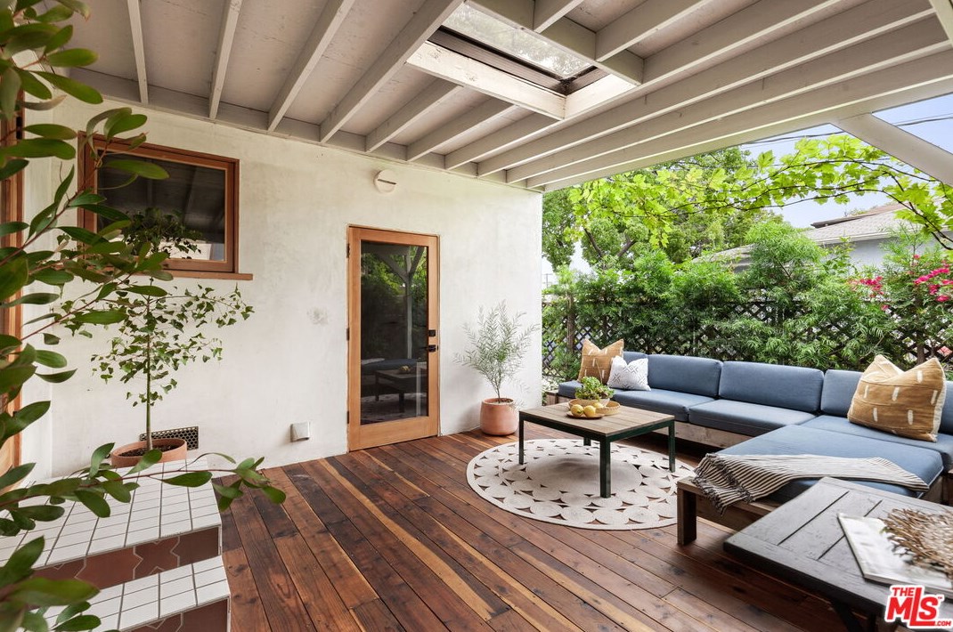 3111 Madera Ave, Los Angeles CA  90039-2324 exterior