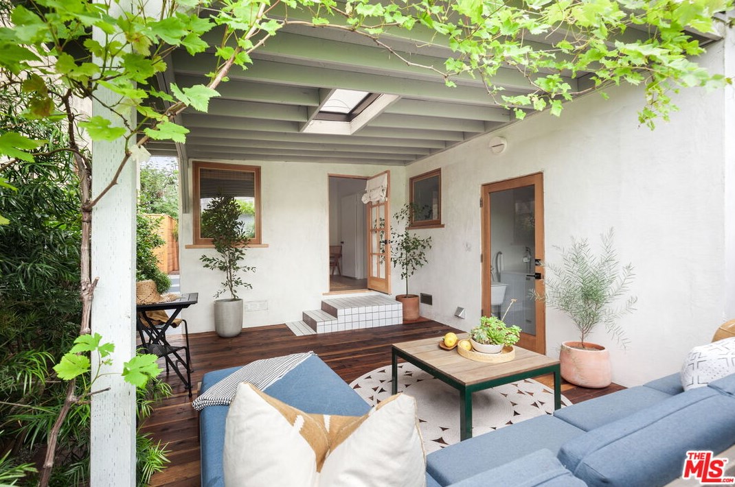 3111 Madera Ave, Los Angeles CA  90039-2324 exterior