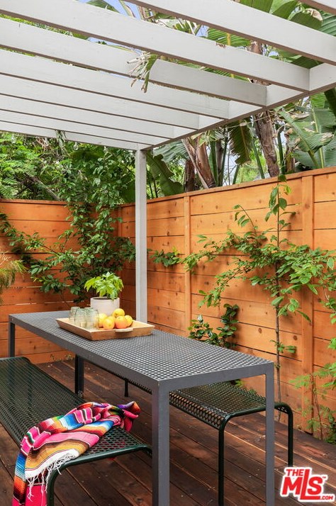 3111 Madera Ave, Los Angeles CA  90039-2324 exterior