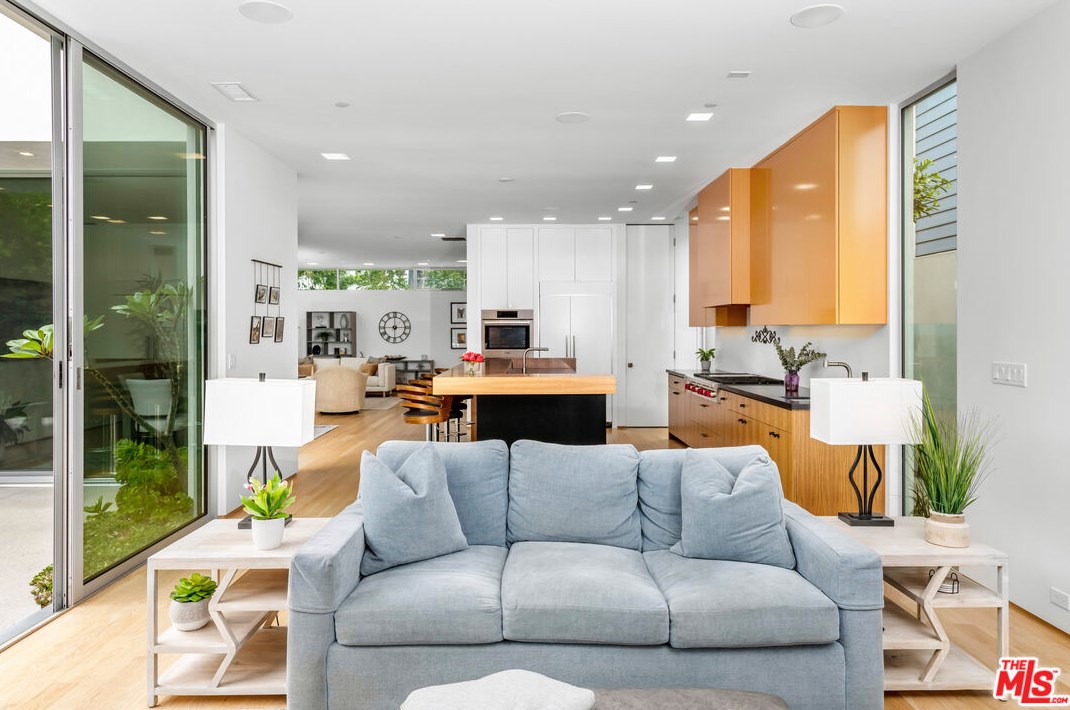 3632 Greenwood Ave, Los Angeles CA  90066-3018 exterior