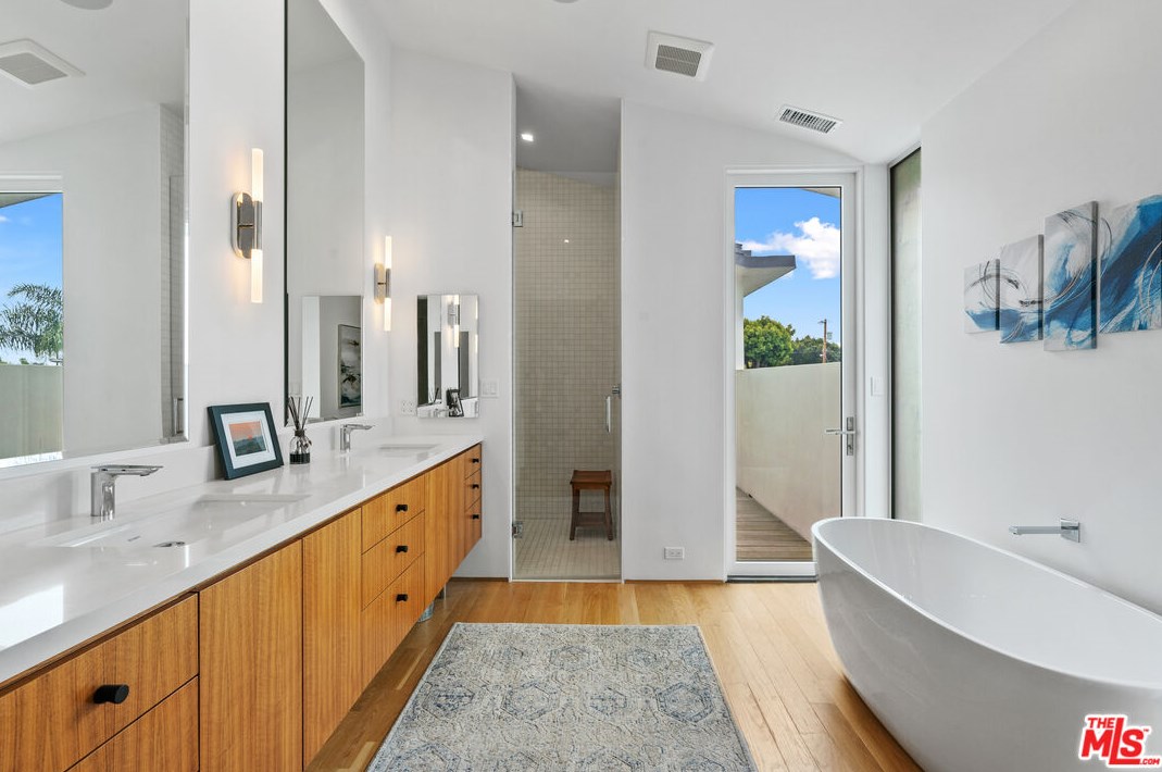 3632 Greenwood Ave, Los Angeles CA  90066-3018 exterior