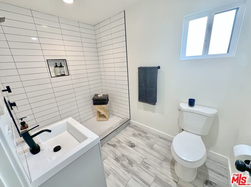 5563 Carlin St, Los Angeles CA  90016-2543 exterior