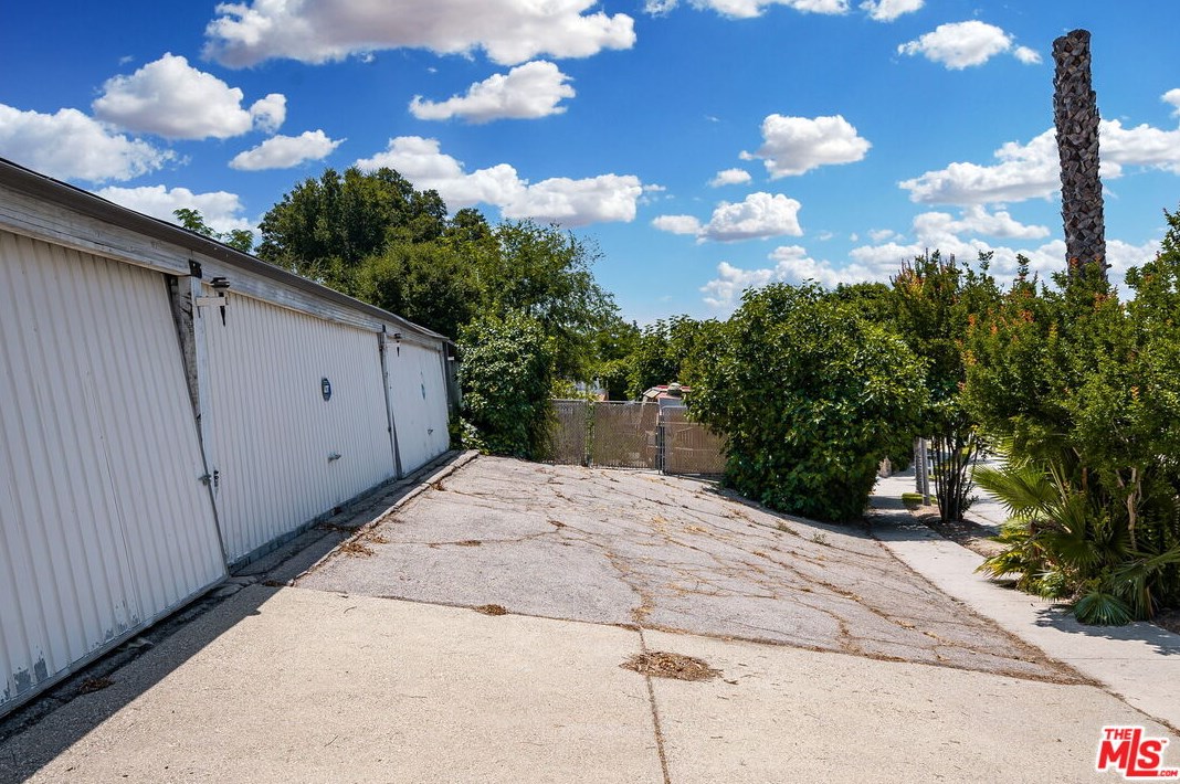 17229 Midwood Dr, San Fernando CA  91344-2453 exterior