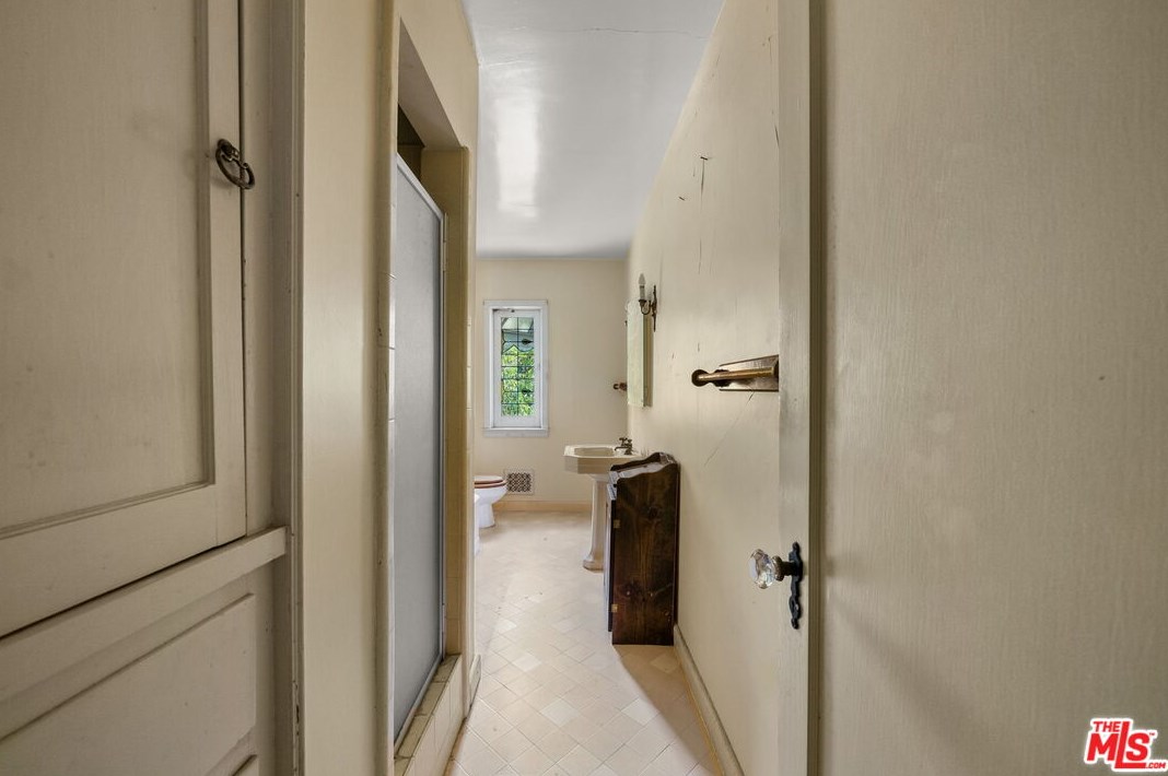 17229 Midwood Dr, San Fernando CA  91344-2453 exterior