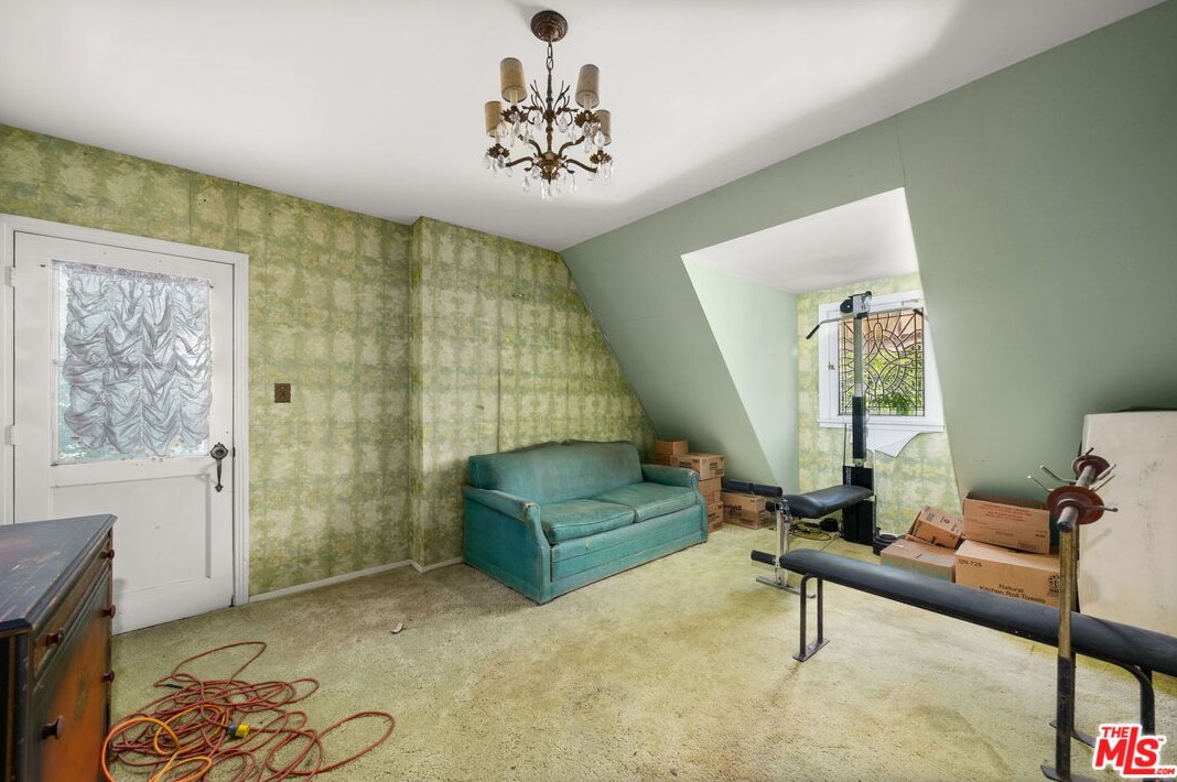 17229 Midwood Dr, San Fernando CA  91344-2453 exterior