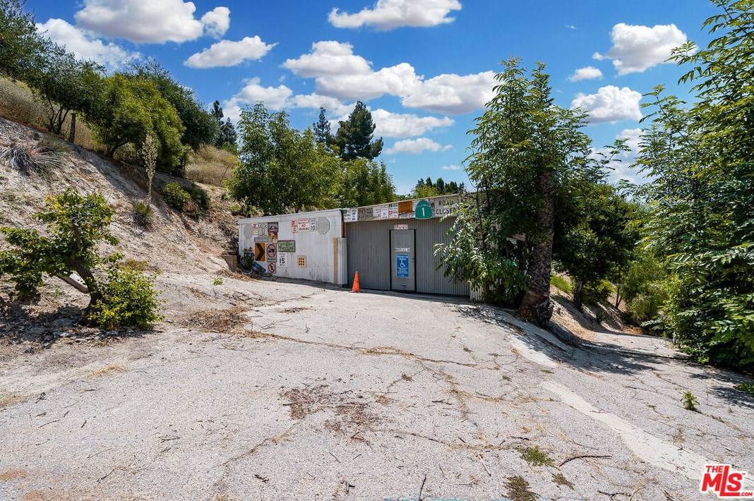 17229 Midwood Dr, San Fernando CA  91344-2453 exterior