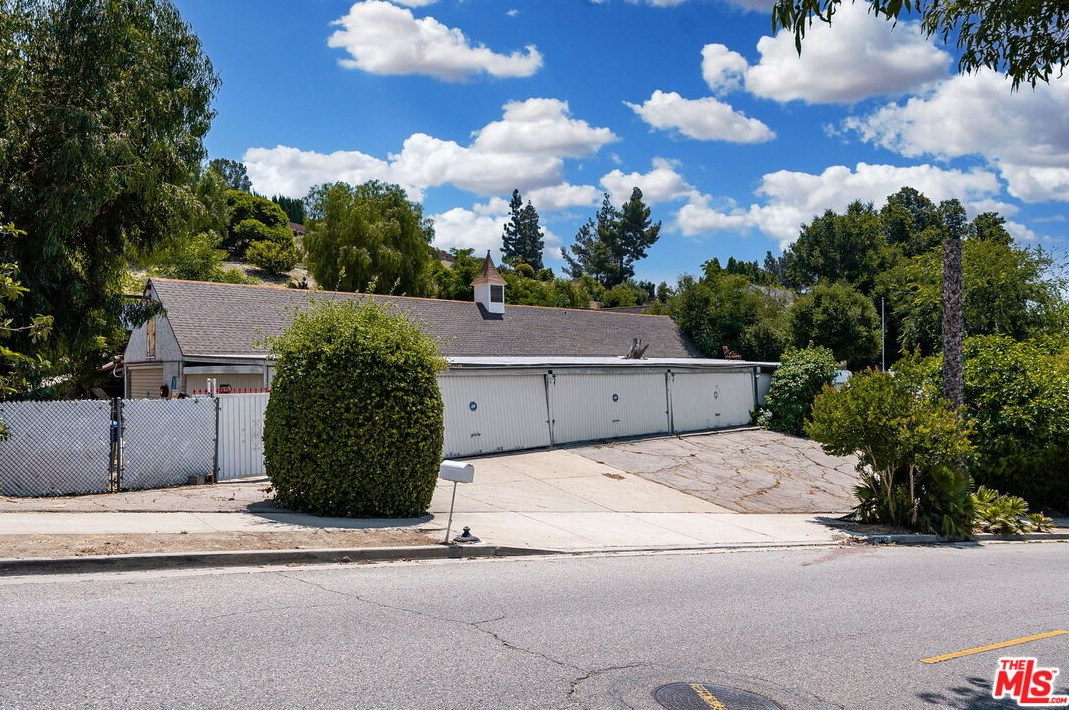 17229 Midwood Dr, San Fernando CA  91344-2453 exterior