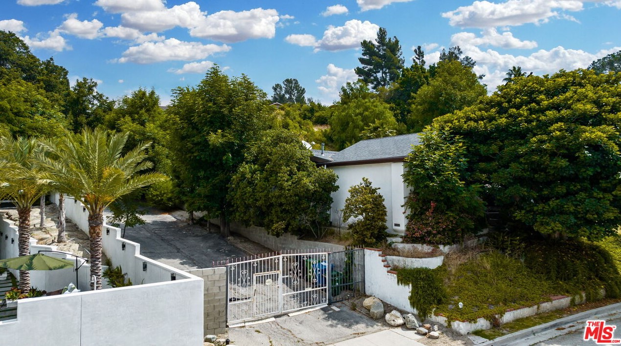 17229 Midwood Dr, San Fernando CA  91344-2453 exterior