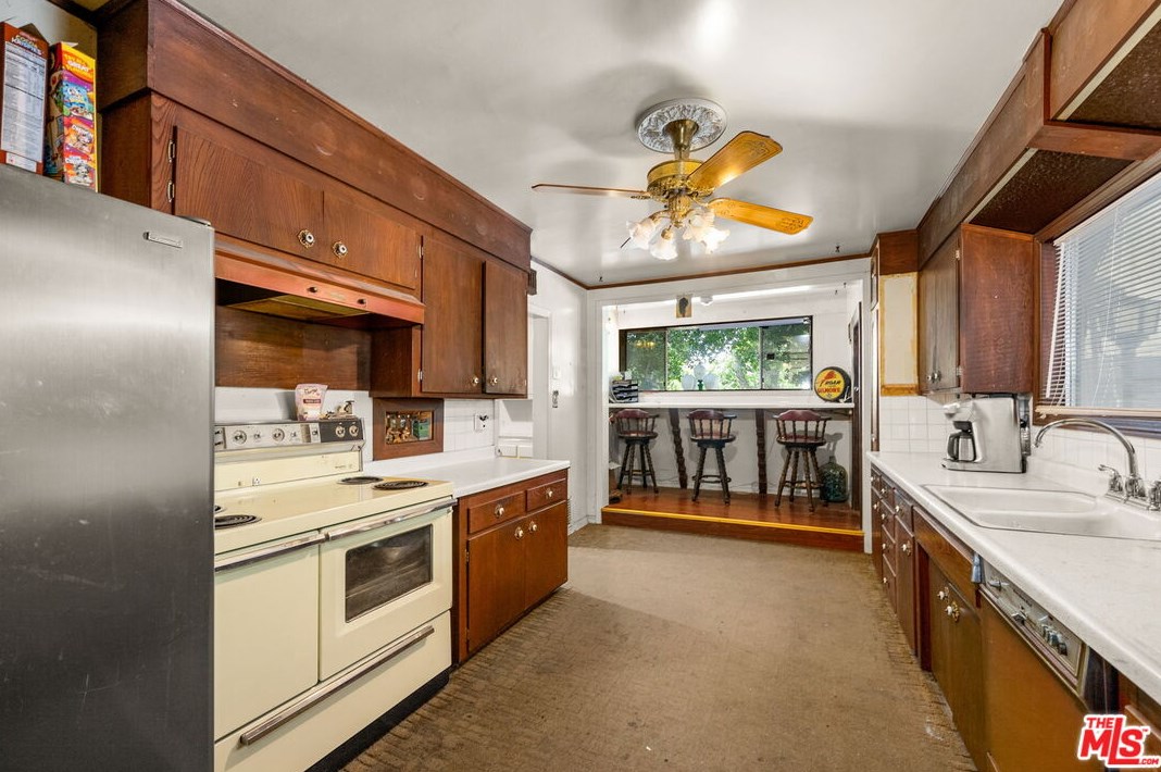 17229 Midwood Dr, San Fernando CA  91344-2453 exterior