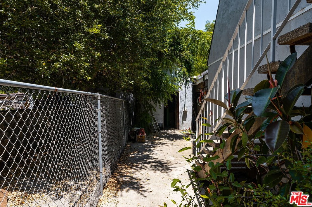 17229 Midwood Dr, San Fernando CA  91344-2453 exterior