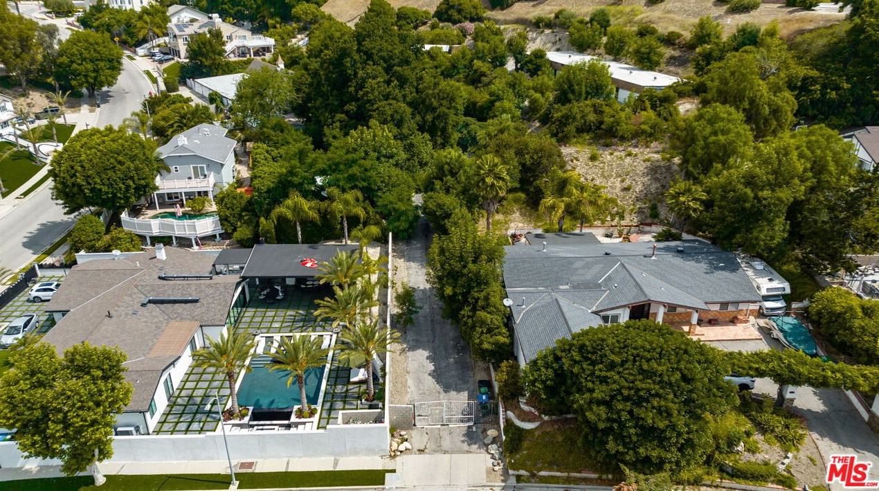 17229 Midwood Dr, San Fernando CA  91344-2453 exterior