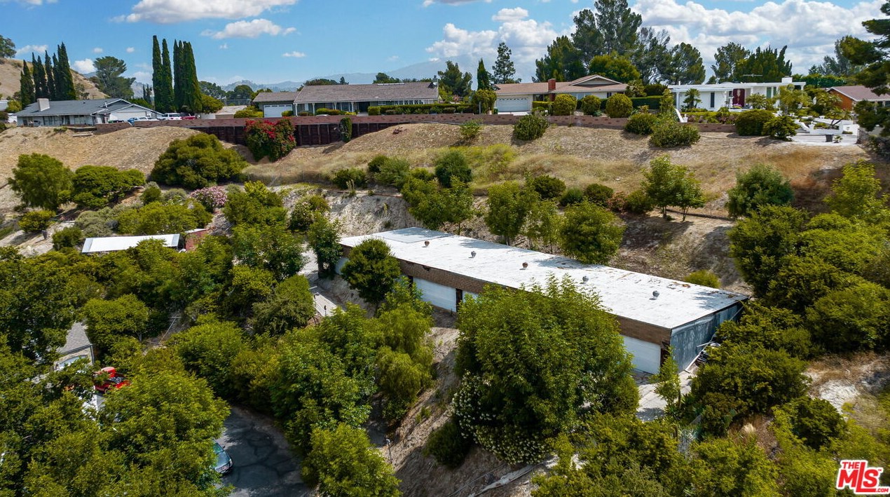 17229 Midwood Dr, San Fernando CA  91344-2453 exterior