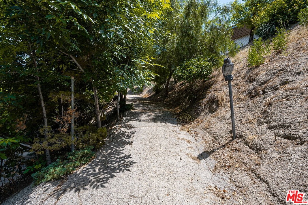 17229 Midwood Dr, San Fernando CA  91344-2453 exterior