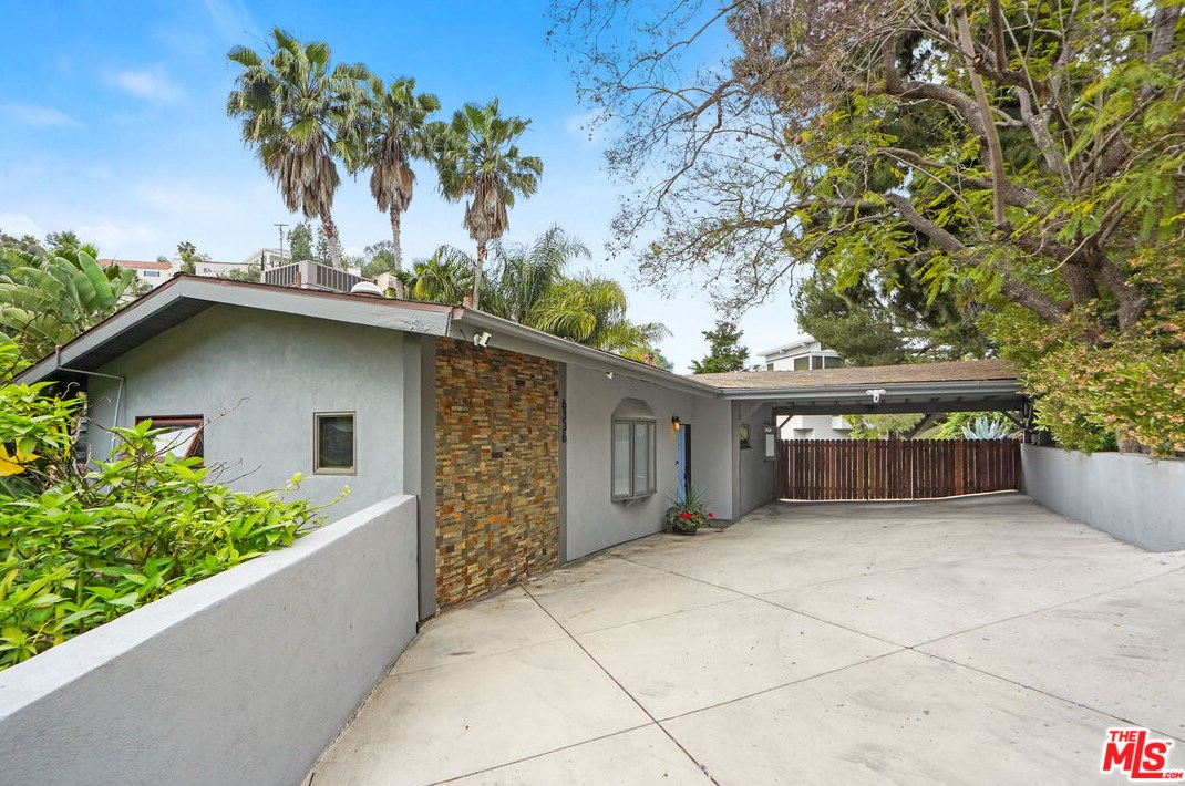 6336 Weidlake Dr, Los Angeles CA  90068-2238 exterior