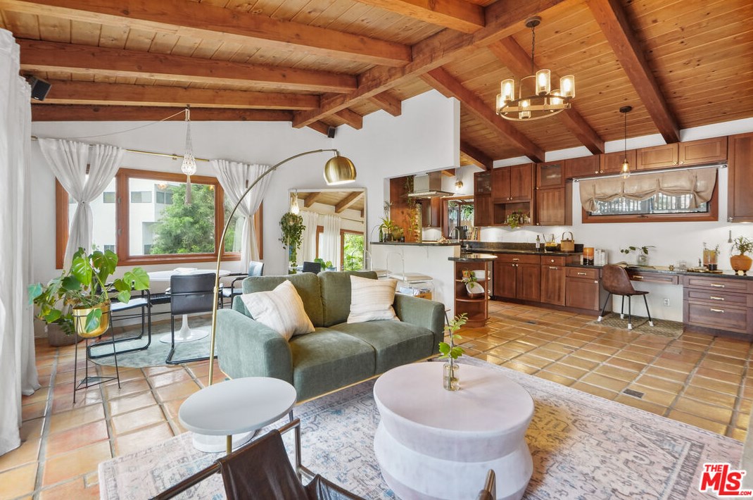 6336 Weidlake Dr, Los Angeles CA  90068-2238 exterior