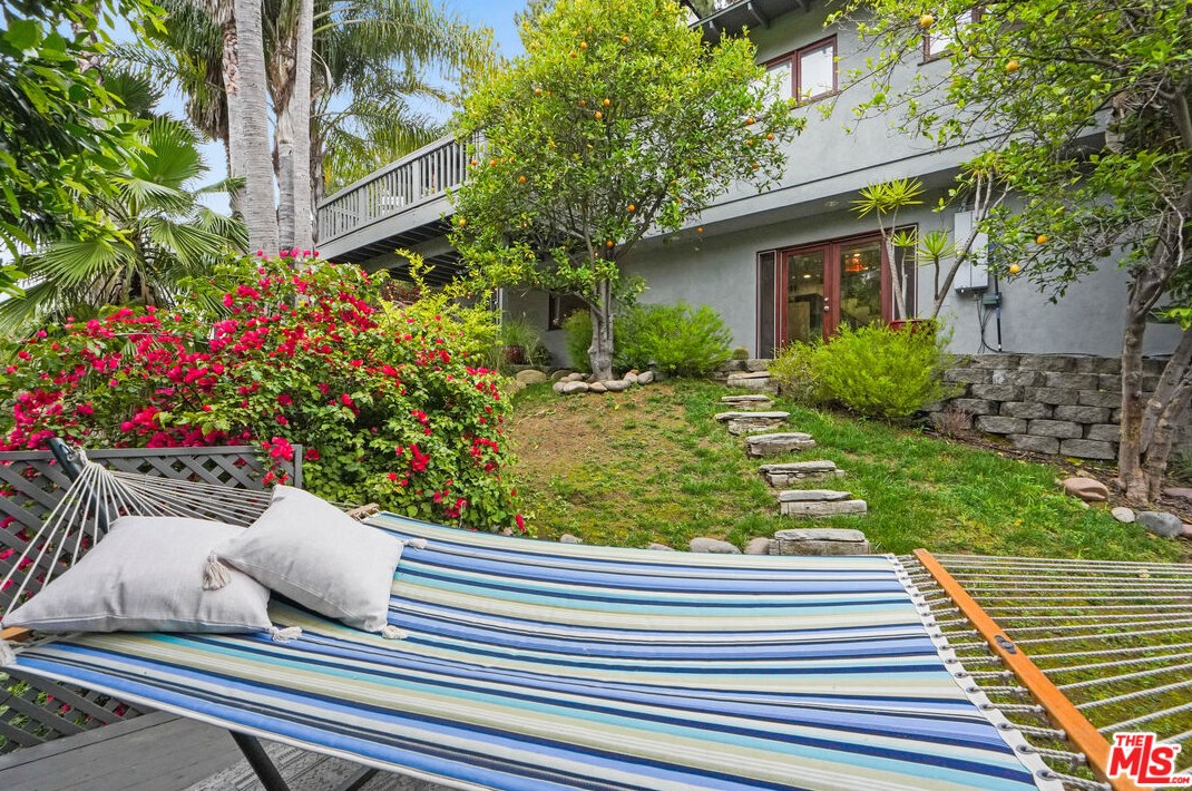 6336 Weidlake Dr, Los Angeles CA  90068-2238 exterior