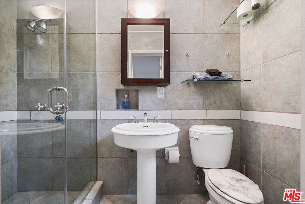 6336 Weidlake Dr, Los Angeles CA  90068-2238 exterior