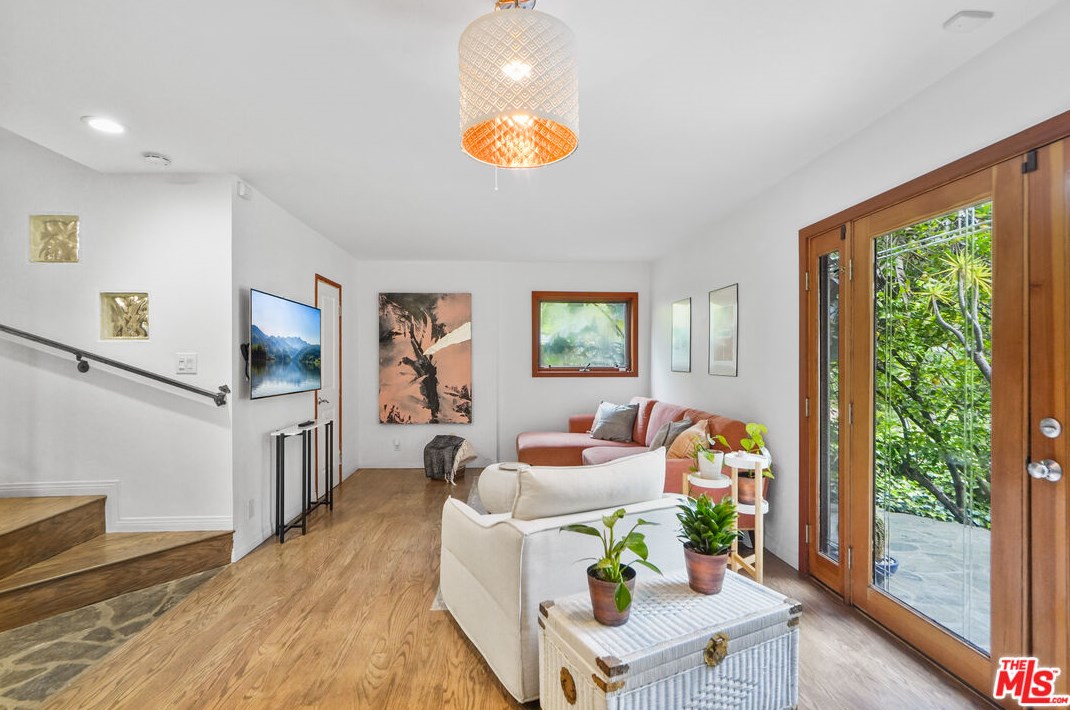 6336 Weidlake Dr, Los Angeles CA  90068-2238 exterior