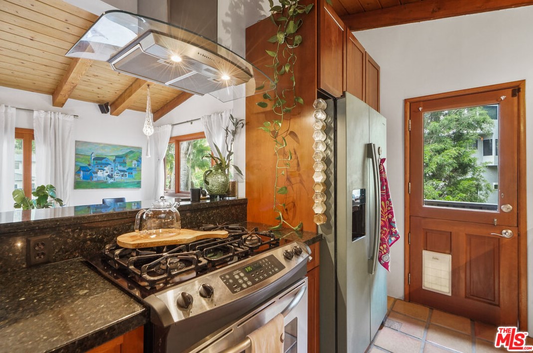 6336 Weidlake Dr, Los Angeles CA  90068-2238 exterior