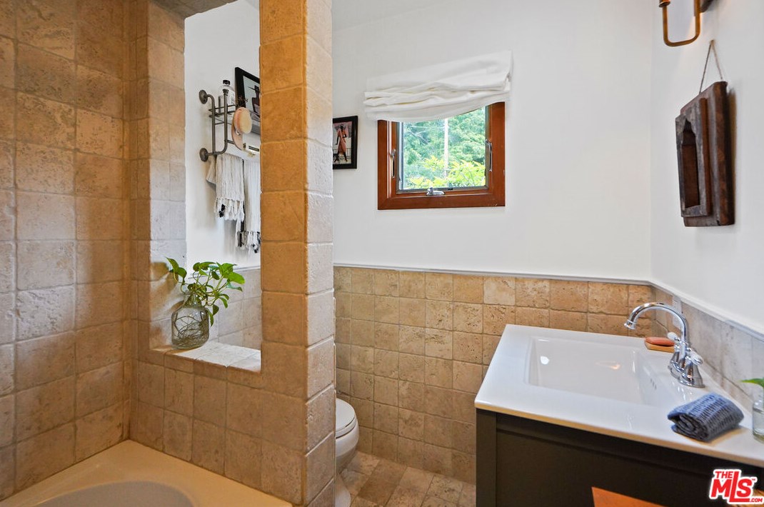 6336 Weidlake Dr, Los Angeles CA  90068-2238 exterior