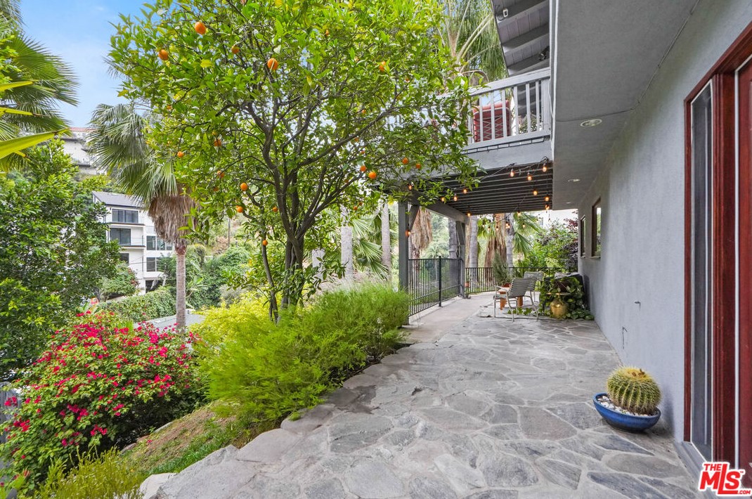 6336 Weidlake Dr, Los Angeles CA  90068-2238 exterior