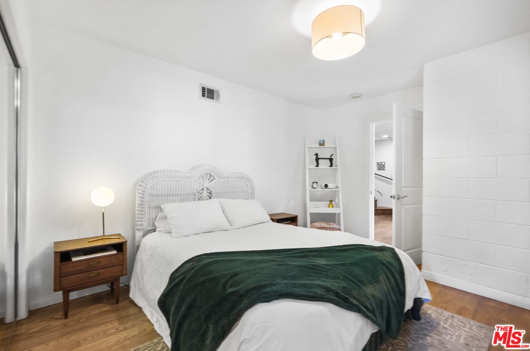 6336 Weidlake Dr, Los Angeles CA  90068-2238 exterior