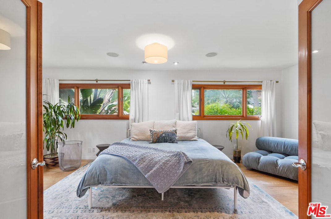 6336 Weidlake Dr, Los Angeles CA  90068-2238 exterior