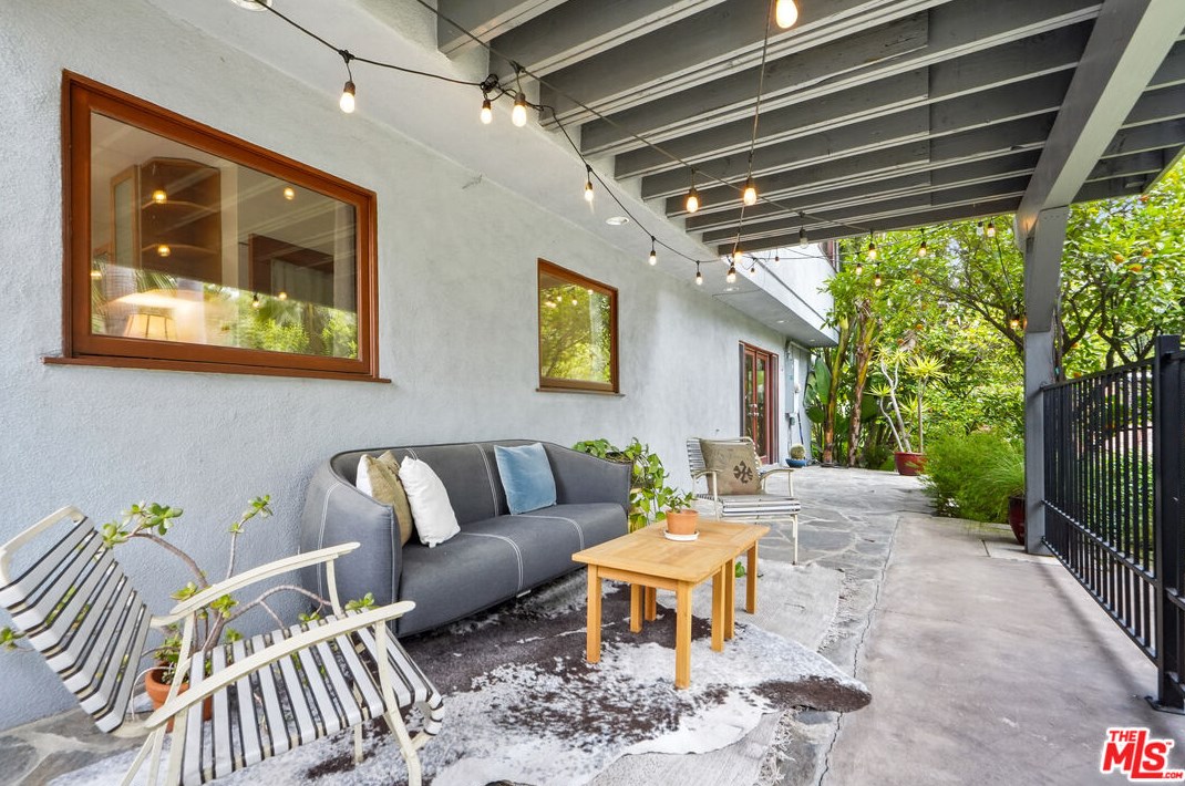 6336 Weidlake Dr, Los Angeles CA  90068-2238 exterior