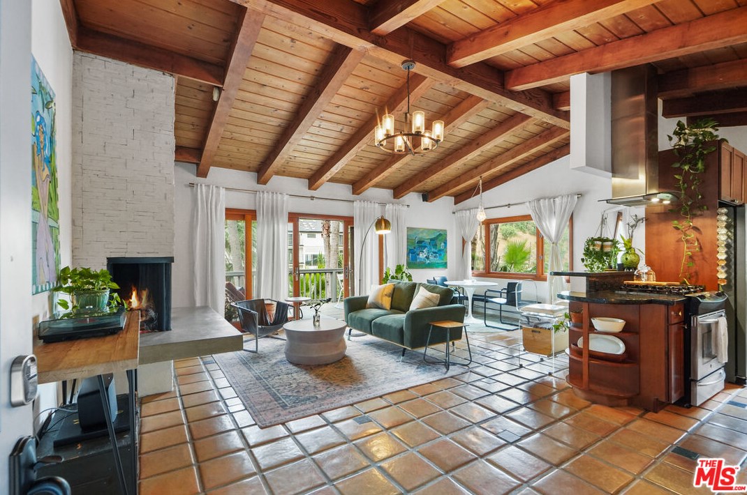 6336 Weidlake Dr, Los Angeles CA  90068-2238 exterior