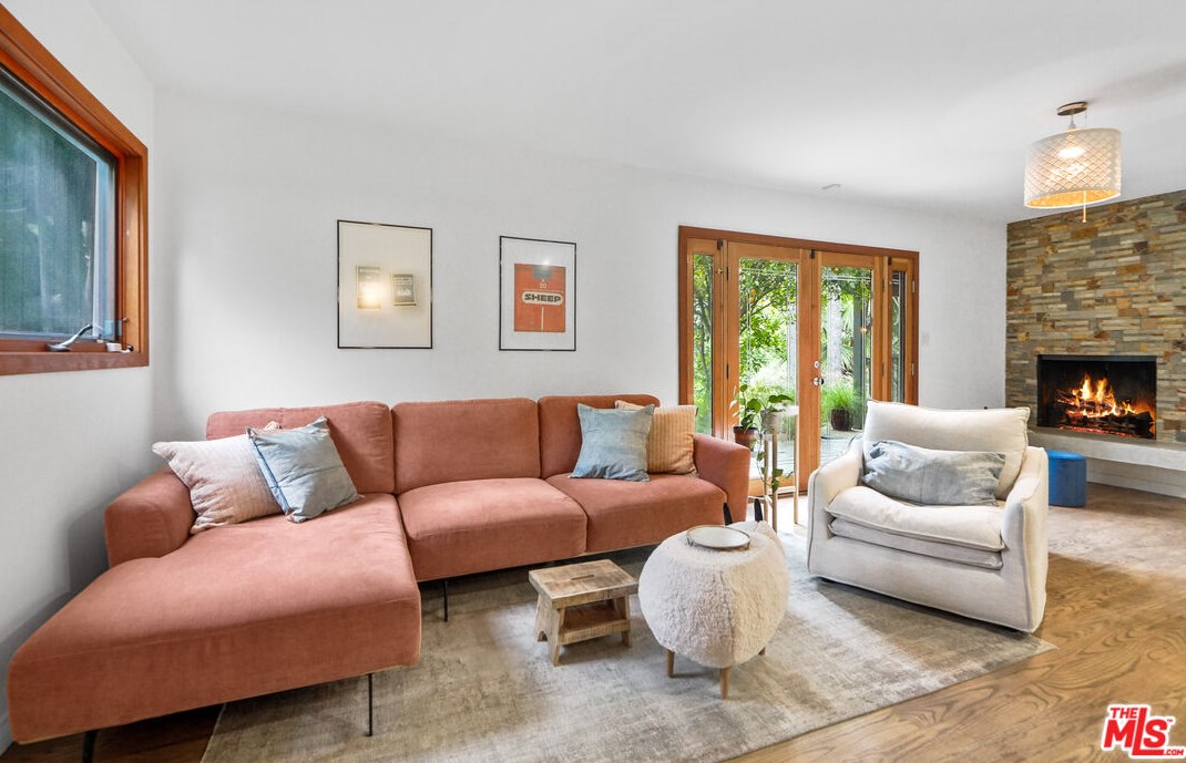 6336 Weidlake Dr, Los Angeles CA  90068-2238 exterior