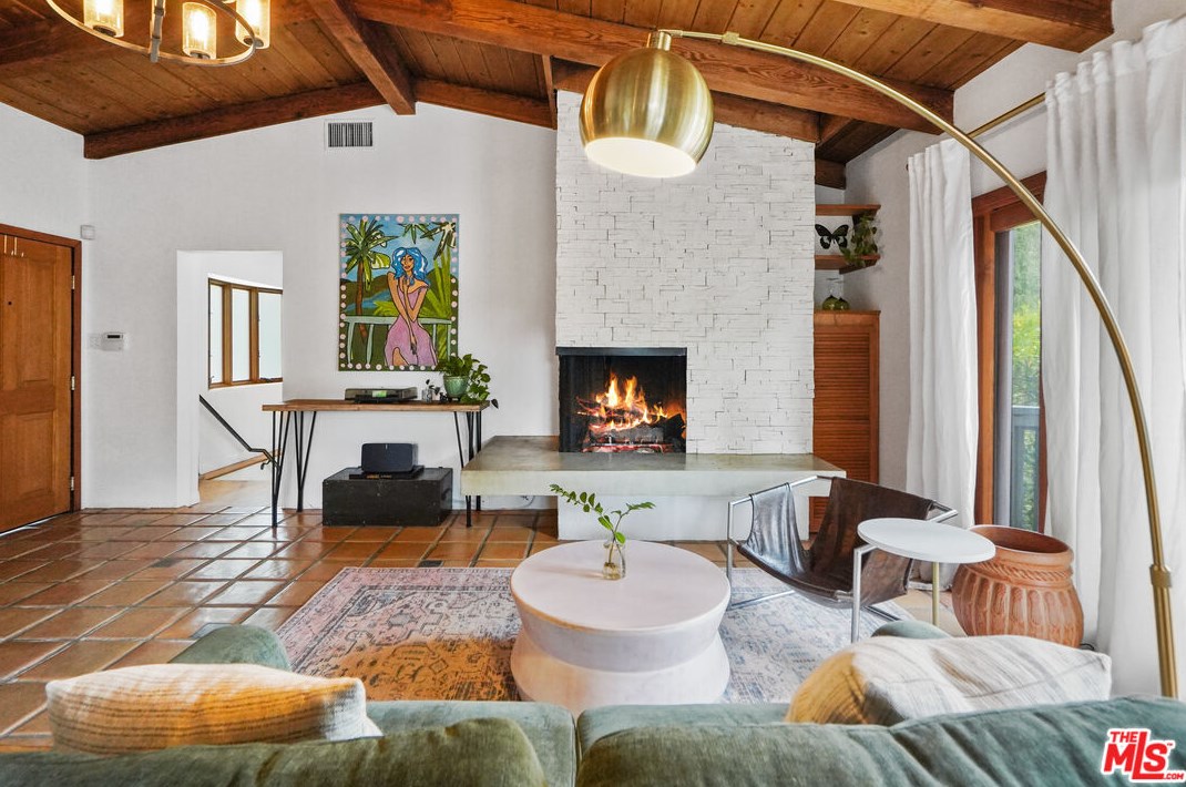 6336 Weidlake Dr, Los Angeles CA  90068-2238 exterior