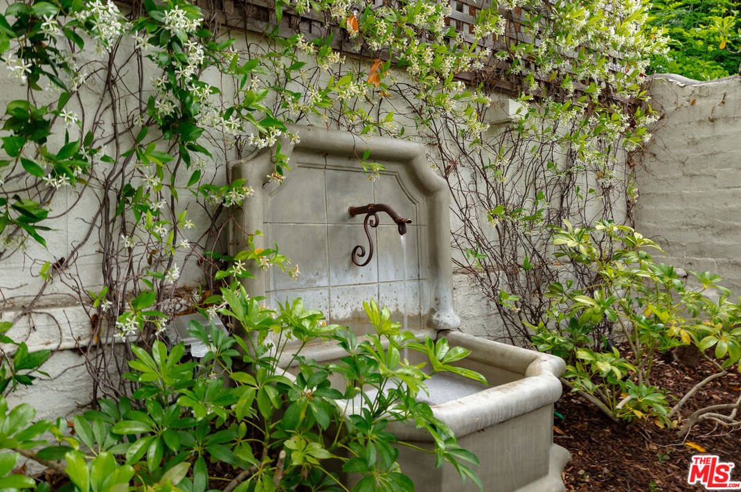 2718 Westshire Dr, Los Angeles CA  90068-1930 exterior
