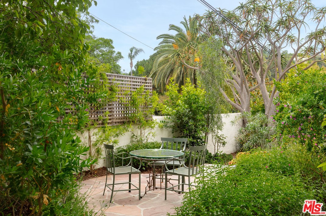 2718 Westshire Dr, Los Angeles CA  90068-1930 exterior
