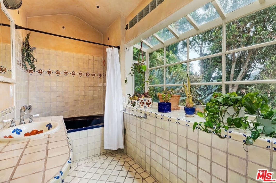3346 Knoll Dr, Los Angeles CA  90068-1520 exterior