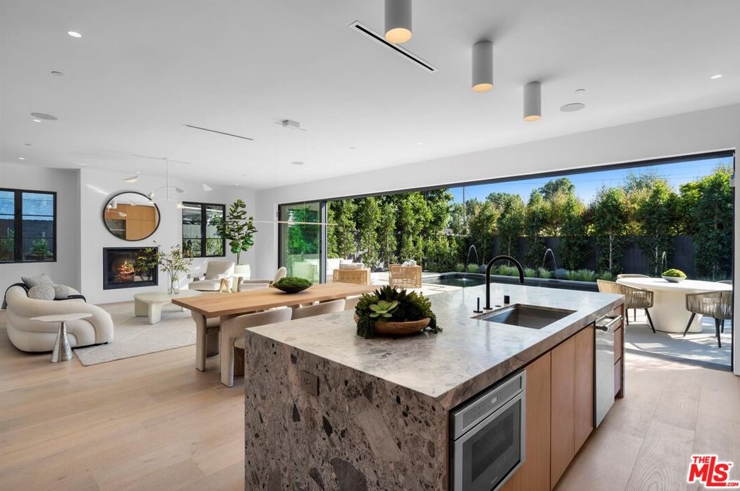 3945 Beethoven St, Los Angeles CA  90066-4144 exterior