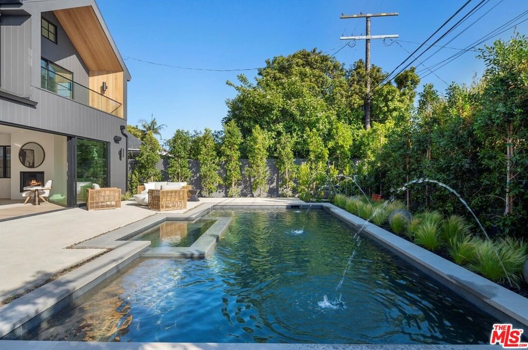 3945 Beethoven St, Los Angeles CA  90066-4144 exterior