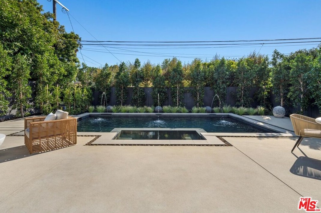 3945 Beethoven St, Los Angeles CA  90066-4144 exterior
