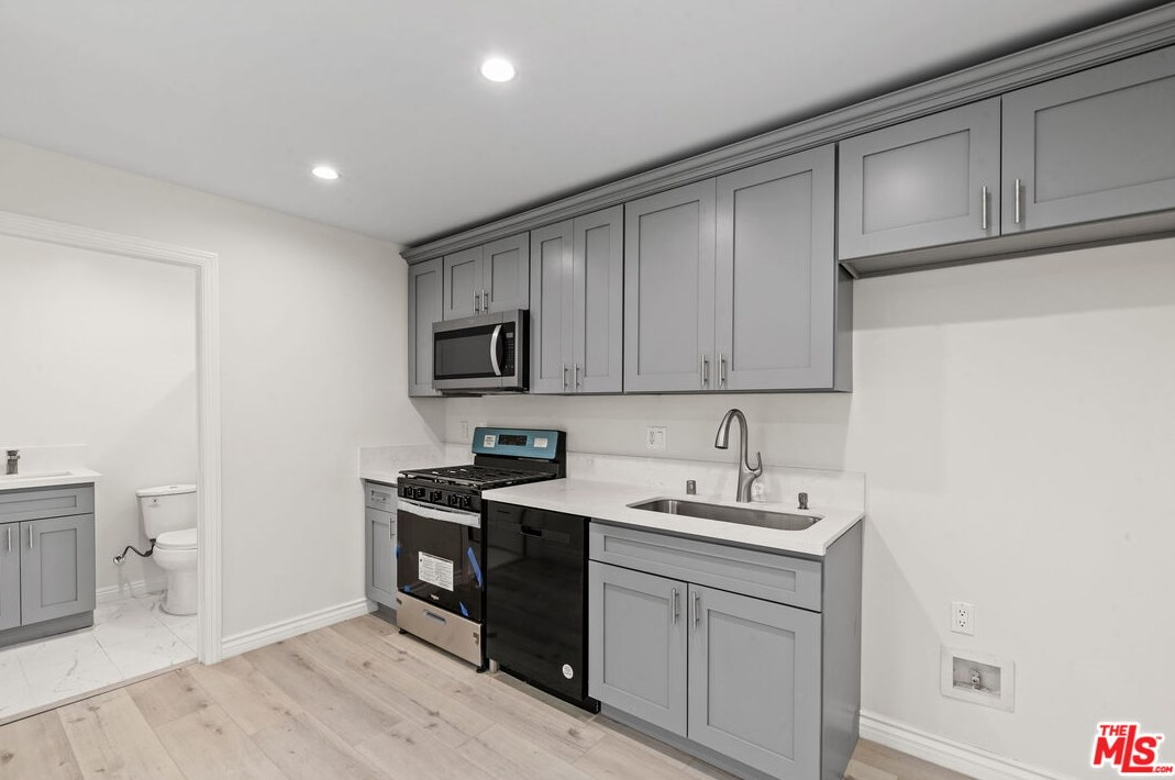 18352 Domino St, Los Angeles CA  91335-7020 exterior