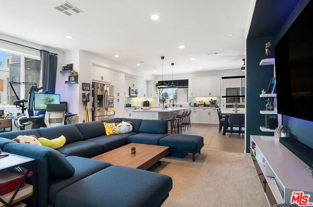 13169 Victory Blvd, Van Nuys, CA 91401