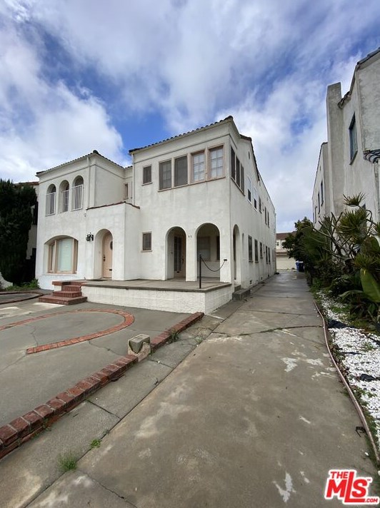 1079 Cloverdale Ave, Los Angeles, CA 90019-6733