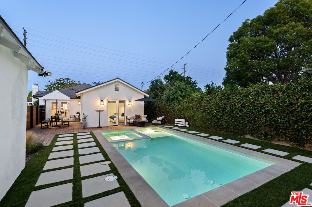 8353 Georgetown Ave, Los Angeles CA  90045-2612 exterior