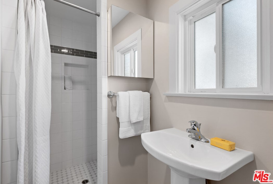 8353 Georgetown Ave, Los Angeles CA  90045-2612 exterior