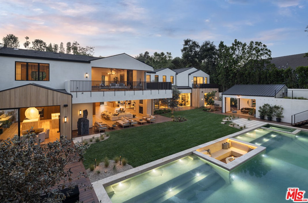 16036 Woodvale Rd, Van Nuys, CA 91436