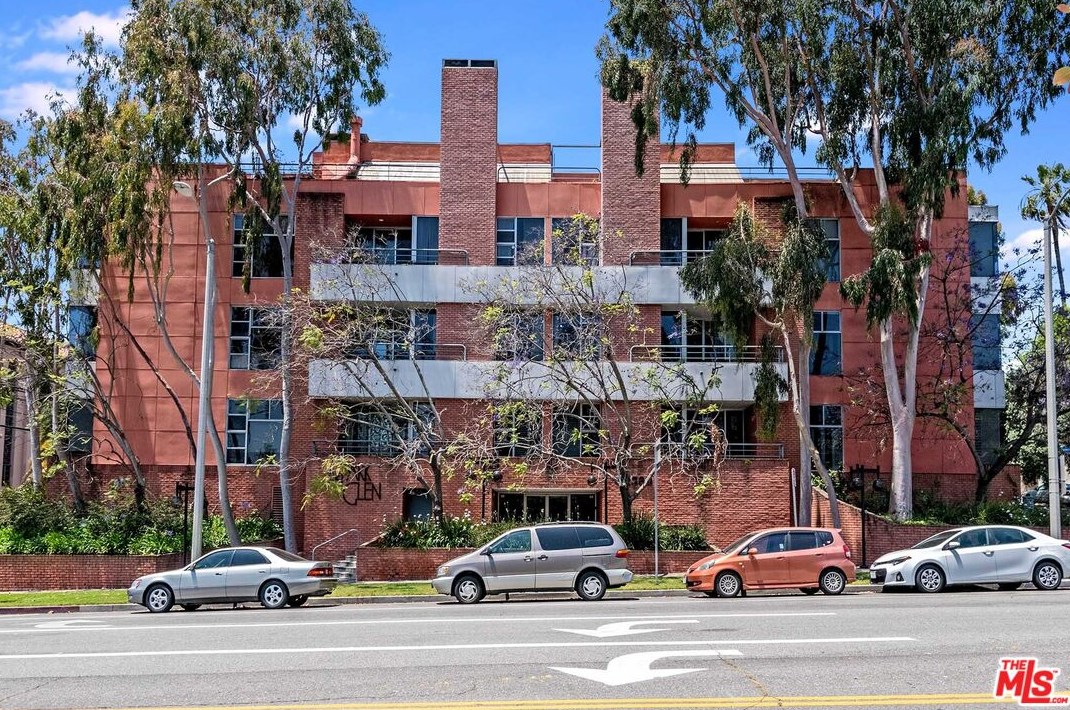 2369 Beverly Glen Blvd, Los Angeles CA  90064-2466 exterior
