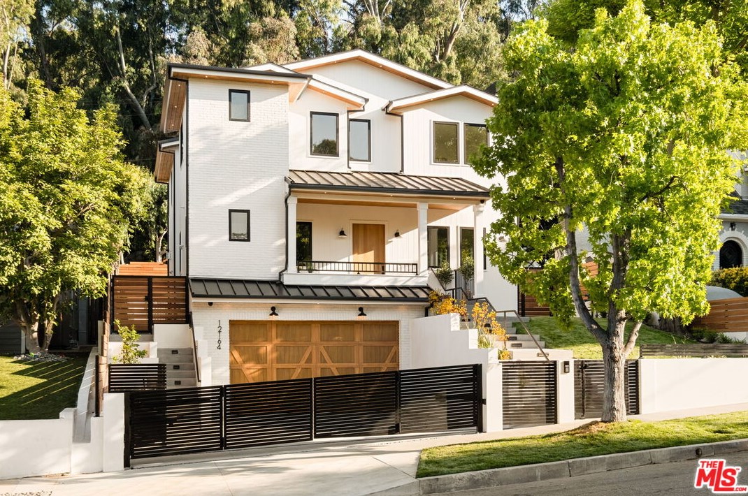 12164 Viewcrest Rd, North Hollywood, CA 91604-3647