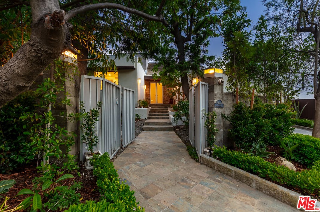 3084 Franklin Canyon Dr, Beverly Hills, CA 90210-1634