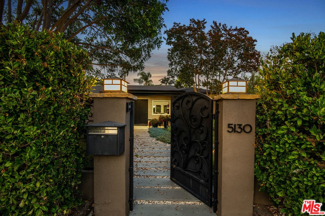 5130 Strohm Ave, North Hollywood, CA 91601-4153