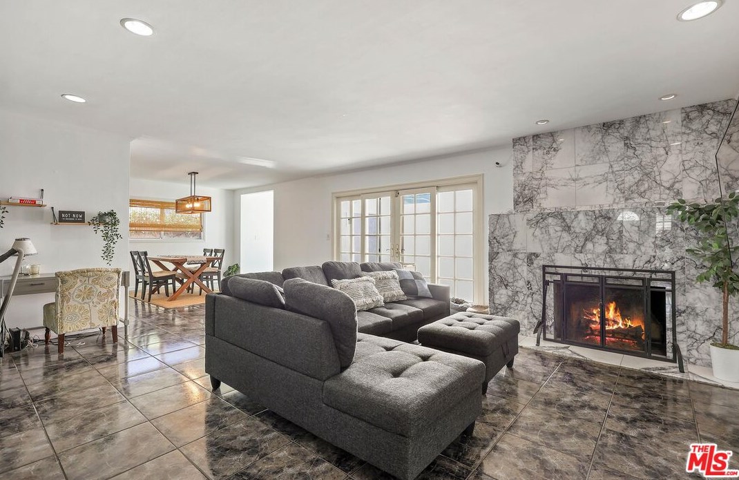 5442 Hazeltine Ave, Van Nuys, CA 91401