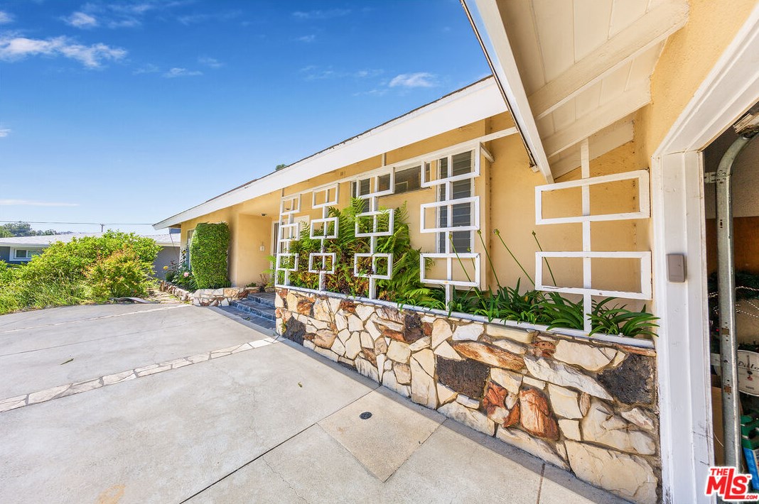 2321 Coldwater Canyon Dr, Beverly Hills, CA 90210-1707