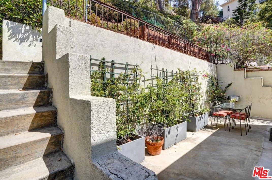 2070 Stanley Hills Dr, Los Angeles CA  90046-7752 exterior